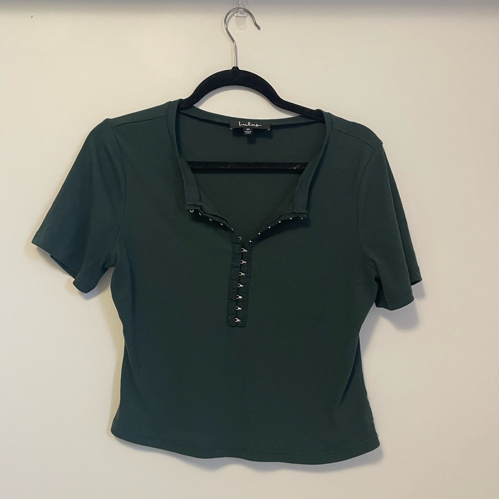 Lulu’s Hook Eye V-Neck Ribbed Tee